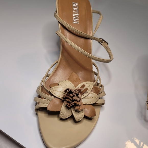 BERTINNI Feminine Flowered Women's Sandals - Picture 7 of 9